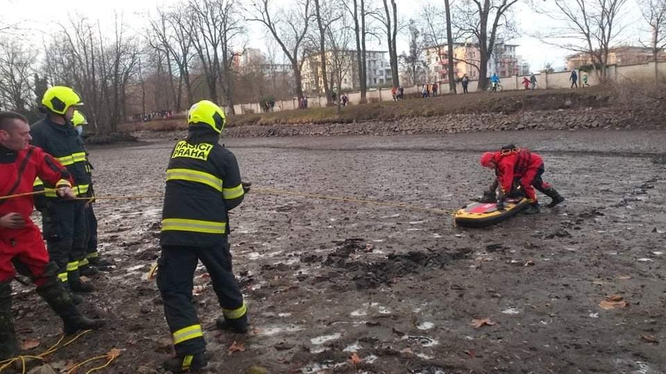 Hasiči v Praze zachraňovali chlapce zapadlého do bahna